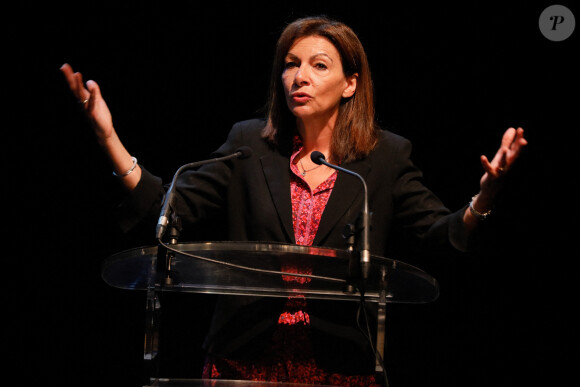 Anne Hidalgo (maire de Paris) - Conférence de presse du projet "Réenchanter les Champs-Elysées" qui vise à transformer "la plus belle avenue du monde" avant les Jeux olympiques d'été de 2024 au théâtre du Rond-Point à Paris, France, le 11 mai 2022. Ce projet est mené de concert entre la mairie de Paris et le comité des Champs-Elysées. Avec un budget de 24 M¤, ce projet urbain a pour but de repenser l'espace public afin que les parisiens se réapproprient l'espace entre la place de la Concorde et la porte Maillot, en lui redonnant son "charme d'antant", en harmonisant les terrasses et mobiliers urbains. Ceci afin de redonner aux Champs son but premier: un espace de promenade paisible et attractif . © Christophe Clovis/Bestimage 