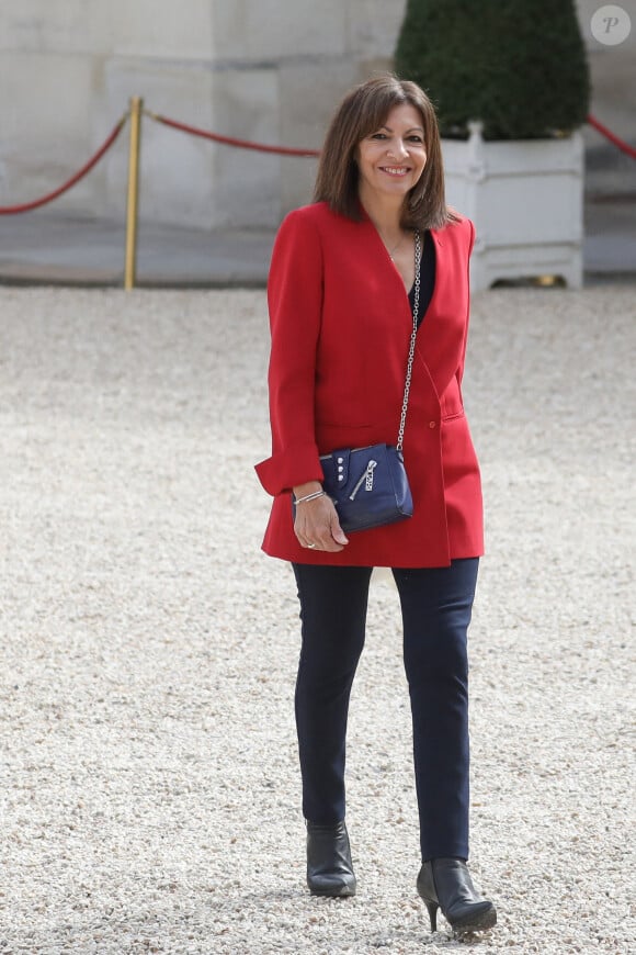 Anne Hidalgo arrive au palais présidentiel de l'Élysée, à Paris, le 7 mai 2022, pour assister à la cérémonie d'investiture d'Emmanuel Macron comme président français, suite à sa réélection le 24 avril dernier © Stéphane Lemouton/Bestimage 