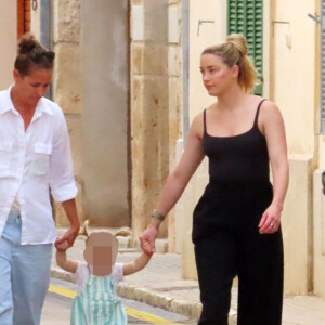 Amber Heard passe du bon temps avec sa fille d'un an, Oonagh Paige Heard et sa compagne Bianca Butti à Palma de Majorque, le 29 septembre 2022.