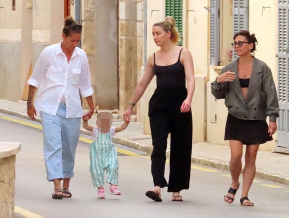 Amber Heard passe du bon temps avec sa fille d'un an, Oonagh Paige Heard et sa compagne Bianca Butti à Palma de Majorque, le 29 septembre 2022.