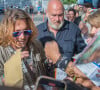 Johnny Depp va à la rencontre de fans devant la mairie d'Offenbach en Allemagne, le 6 juillet 2022.  