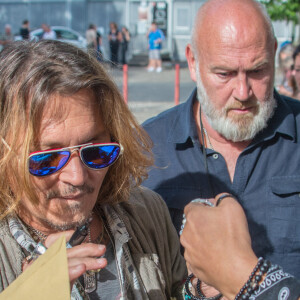 Johnny Depp va à la rencontre de fans devant la mairie d'Offenbach en Allemagne, le 6 juillet 2022.  