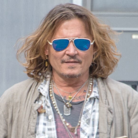 Johnny Depp va à la rencontre de fans devant la mairie d'Offenbach en Allemagne.