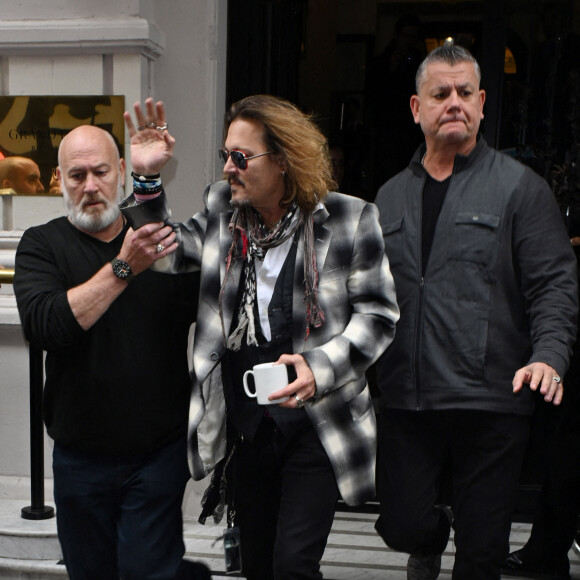 Johnny Depp à la sortie de son hôtel dans le quartier de Birmingham. Londres, le 6 juin 2022.