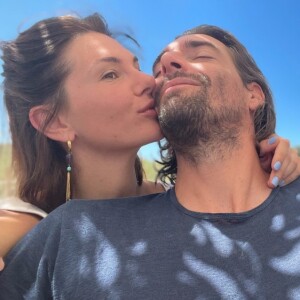 Alice Detollenaere et son compagnon Camille Lacourt. Instagram. Le 2 juillet 2022.