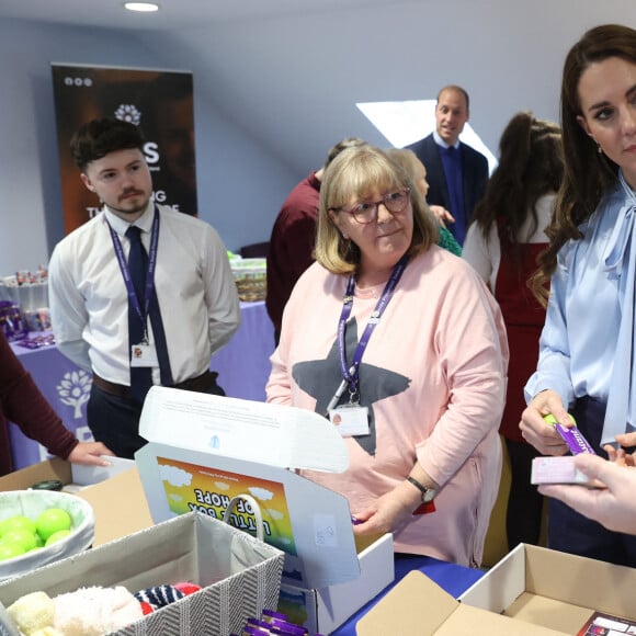 Le prince William, prince de Galles, et Catherine (Kate) Middleton, princesse de Galles, lors d'une visite à PIPS Suicide Prevention (PIPS Charity) à Belfast, le 6 octobre 2022. Cette association travaille dans les communautés de la ville et dans toute l'Irlande du Nord pour fournir un soutien de crise aux personnes à risque de suicide et d'automutilation. 