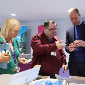 Le prince William, prince de Galles, et Catherine (Kate) Middleton, princesse de Galles, lors d'une visite à PIPS Suicide Prevention (PIPS Charity) à Belfast, le 6 octobre 2022. Cette association travaille dans les communautés de la ville et dans toute l'Irlande du Nord pour fournir un soutien de crise aux personnes à risque de suicide et d'automutilation. 