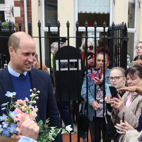 Le prince William, prince de Galles, et Catherine (Kate) Middleton, princesse de Galles, lors d'une visite à PIPS Suicide Prevention (PIPS Charity) à Belfast, le 6 octobre 2022. Cette association travaille dans les communautés de la ville et dans toute l'Irlande du Nord pour fournir un soutien de crise aux personnes à risque de suicide et d'automutilation. 