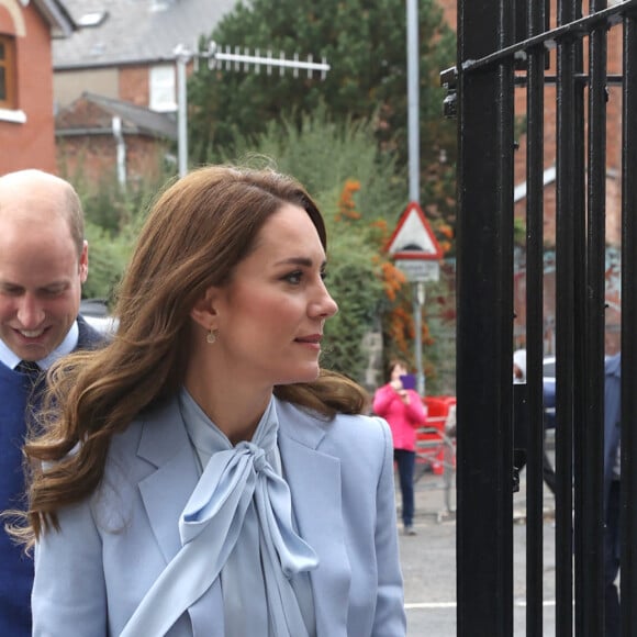 Le prince William, prince de Galles, et Catherine (Kate) Middleton, princesse de Galles, lors d'une visite à PIPS Suicide Prevention (PIPS Charity) à Belfast, le 6 octobre 2022. Cette association travaille dans les communautés de la ville et dans toute l'Irlande du Nord pour fournir un soutien de crise aux personnes à risque de suicide et d'automutilation. 