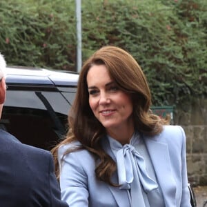 Le prince William, prince de Galles, et Catherine (Kate) Middleton, princesse de Galles, lors d'une visite à PIPS Suicide Prevention (PIPS Charity) à Belfast, le 6 octobre 2022. Cette association travaille dans les communautés de la ville et dans toute l'Irlande du Nord pour fournir un soutien de crise aux personnes à risque de suicide et d'automutilation. 