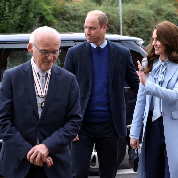 Le prince William, prince de Galles, et Catherine (Kate) Middleton, princesse de Galles, lors d'une visite à PIPS Suicide Prevention (PIPS Charity) à Belfast, le 6 octobre 2022. Cette association travaille dans les communautés de la ville et dans toute l'Irlande du Nord pour fournir un soutien de crise aux personnes à risque de suicide et d'automutilation. 