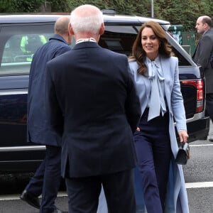 Le prince William, prince de Galles, et Catherine (Kate) Middleton, princesse de Galles, lors d'une visite à PIPS Suicide Prevention (PIPS Charity) à Belfast, le 6 octobre 2022. Cette association travaille dans les communautés de la ville et dans toute l'Irlande du Nord pour fournir un soutien de crise aux personnes à risque de suicide et d'automutilation. 