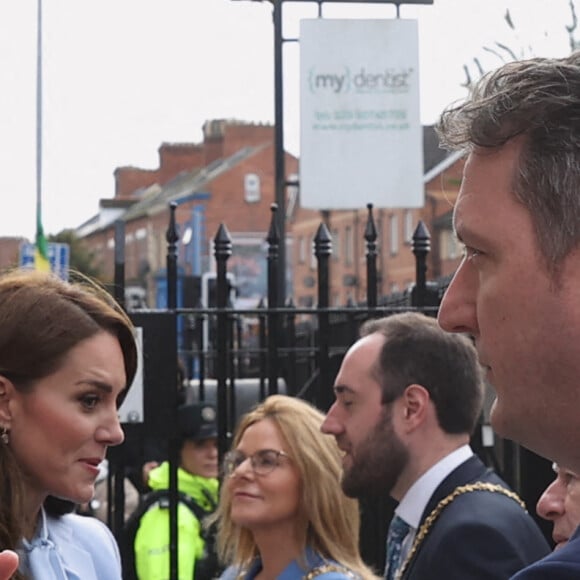 Le prince William, prince de Galles, et Catherine (Kate) Middleton, princesse de Galles, lors d'une visite à PIPS Suicide Prevention (PIPS Charity) à Belfast, le 6 octobre 2022. Cette association travaille dans les communautés de la ville et dans toute l'Irlande du Nord pour fournir un soutien de crise aux personnes à risque de suicide et d'automutilation. 