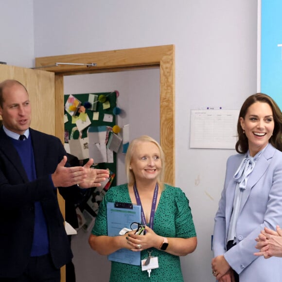 Le prince William, prince de Galles, et Catherine (Kate) Middleton, princesse de Galles, lors d'une visite à PIPS Suicide Prevention (PIPS Charity) à Belfast, le 6 octobre 2022. Cette association travaille dans les communautés de la ville et dans toute l'Irlande du Nord pour fournir un soutien de crise aux personnes à risque de suicide et d'automutilation. 