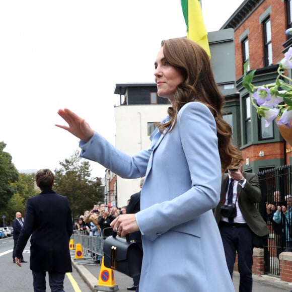 Le prince William, prince de Galles, et Catherine (Kate) Middleton, princesse de Galles, lors d'une visite à PIPS Suicide Prevention (PIPS Charity) à Belfast, le 6 octobre 2022. Cette association travaille dans les communautés de la ville et dans toute l'Irlande du Nord pour fournir un soutien de crise aux personnes à risque de suicide et d'automutilation. 