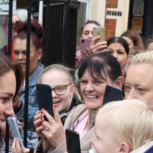 Le prince William, prince de Galles, et Catherine (Kate) Middleton, princesse de Galles, lors d'une visite à PIPS Suicide Prevention (PIPS Charity) à Belfast, le 6 octobre 2022. Cette association travaille dans les communautés de la ville et dans toute l'Irlande du Nord pour fournir un soutien de crise aux personnes à risque de suicide et d'automutilation. 