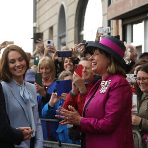 Le prince William, prince de Galles, et Catherine (Kate) Middleton, princesse de Galles, lors d'une visite à PIPS Suicide Prevention (PIPS Charity) à Belfast, le 6 octobre 2022. Cette association travaille dans les communautés de la ville et dans toute l'Irlande du Nord pour fournir un soutien de crise aux personnes à risque de suicide et d'automutilation. 