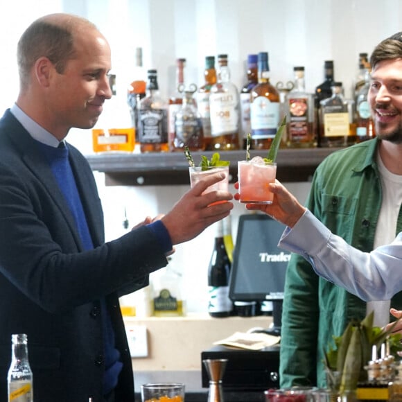 Le prince William, prince de Galles, et Catherine (Kate) Middleton, princesse de Galles, font des cocktails lors d'une visite au Trademarket, un nouveau marché de rue et de vente au détail en plein air situé dans le centre-ville de Belfast, Royaume Uni, le 6 octobre 2022. 