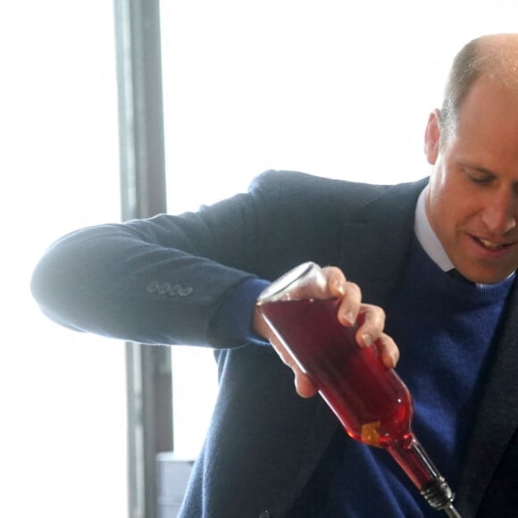 Le prince William, prince de Galles, fait des cocktails lors d'une visite au Trademarket, un nouveau marché de rue et de vente au détail en plein air situé dans le centre-ville de Belfast, Royaume Uni, le 6 octobre 2022. 