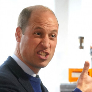 Le prince William, prince de Galles, fait des cocktails lors d'une visite au Trademarket, un nouveau marché de rue et de vente au détail en plein air situé dans le centre-ville de Belfast, Royaume Uni, le 6 octobre 2022. 