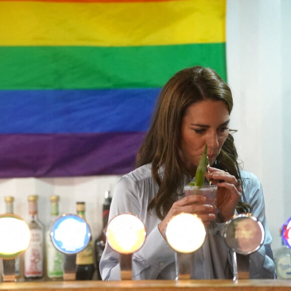 Catherine (Kate) Middleton, princesse de Galles, fait des cocktails lors d'une visite au Trademarket, un nouveau marché de rue et de vente au détail en plein air situé dans le centre-ville de Belfast, Royaume Uni, le 6 octobre 2022. 