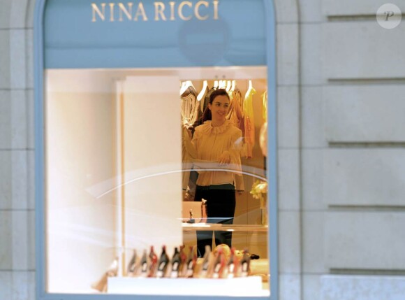 La sublime Paz Vega en shopping dans la boutique Nina Ricci, à Paris, le 26 janvier 2010.