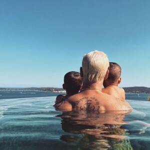 M. Pokora et se fils, Isaiah et Kenna. Le 14 août 2022.