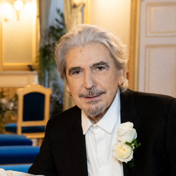 Mariage de Serge Lama et Luana Santonino à la mairie du 7ème arrondissement de Paris. Rachida Dati, Maire du 7ème a célébré le mariage. Paris, le 11 février 2021. © Cyril Moreau/Bestimage.