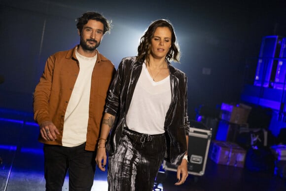 Exclusif - No Web - No Tabloids - Jeremy Frerot et sa femme Laure Manaudou - Backstage - Enregistrement de l'émission "La Chanson secrète 11" à Paris, diffusée le 24 juin sur TF1. Le 15 janvier 2022 Après le succès des précédentes éditions, « LA CHANSON SECRETE », présentée par N.Aliagas et produite par DMLS TV, revient sur TF1. 8 artistes ne savent rien de ce qui va se passer pour eux ! Ils ont accepté de jouer le jeu, de se laisser totalement surprendre, émouvoir, parfois même déstabiliser car ils vont découvrir en même temps que les téléspectateurs une surprise : une chanson qui leur est chère revisitée et réinterprétée par un artiste. Des mises en scène spectaculaires au service de l’émotion… Et des émotions fortes pour l’artiste assis dans le fauteuil grâce à la venue sur le plateau de proches et d’invités inattendus. Les téléspectateurs seront aux premières loges pour vivre ces moments d’intimité musicale rare. Dans ce nouveau numéro, un couple rare en télévision, un chef étoilé, un invité piégé venu pour répéter une surprise à un autre guest sans s'attendre à être lui-même invité dans le fauteuil, des participants exceptionnels tels que le frère d'un guest pour la première fois en France... © Cyril Moreau / Bestimage  Exclusive - No Web No Blog pour Belgique et Suisse 