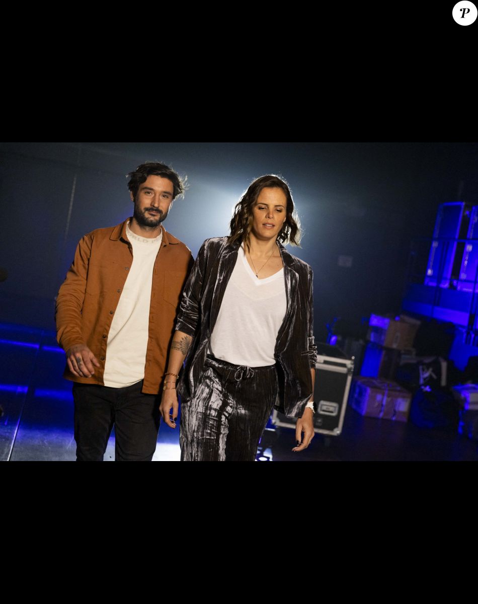 Exclusif - No Web - No Tabloids - Jeremy Frerot et sa femme Laure Manaudou - Backstage - Enregistrement de l'émission "La Chanson secrète 11" à Paris, diffusée le 24 juin sur TF1. Le 15 janvier 2022 Après le succès des précédentes éditions, « LA CHANSON SECRETE », présentée par N.Aliagas et produite par DMLS TV, revient sur TF1. 8 artistes ne savent rien de ce qui va se passer pour eux ! Ils ont accepté de jouer le jeu, de se laisser totalement surprendre, émouvoir, parfois même déstabiliser car ils vont découvrir en même temps que les téléspectateurs une surprise : une chanson qui leur est chère revisitée et réinterprétée par un artiste. Des mises en scène spectaculaires au service de l’émotion… Et des émotions fortes pour l’artiste assis dans le fauteuil grâce à la venue sur le plateau de proches et d’invités inattendus. Les téléspectateurs seront aux premières loges pour vivre ces moments d’intimité musicale rare. Dans ce nouveau numéro, un couple rare en télévision, un chef étoilé, un invité piégé venu pour répéter une surprise à un autre guest sans s'attendre à être lui-même invité dans le fauteuil, des participants exceptionnels tels que le frère d'un guest pour la première fois en France... © Cyril Moreau / Bestimage Exclusive - No Web No Blog pour Belgique et Suisse