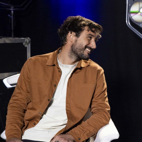 Exclusif  - Jeremy Frerot et sa femme Laure Manaudou - Backstage - Enregistrement de l'émission "La Chanson secrète 11" à Paris, diffusée le 24 juin sur TF1. Le 15 janvier 2022 Après le succès des précédentes éditions, " LA CHANSON SECRETE ", présentée par N.Aliagas et produite par DMLS TV, revient sur TF1. 8 artistes ne savent rien de ce qui va se passer pour eux ! Ils ont accepté de jouer le jeu, de se laisser totalement surprendre, émouvoir, parfois même déstabiliser car ils vont découvrir en même temps que les téléspectateurs une surprise : une chanson qui leur est chère revisitée et réinterprétée par un artiste. Des mises en scène spectaculaires au service de l'émotion... Et des émotions fortes pour l'artiste assis dans le fauteuil grâce à la venue sur le plateau de proches et d'invités inattendus. Les téléspectateurs seront aux premières loges pour vivre ces moments d'intimité musicale rare. Dans ce nouveau numéro, un couple rare en télévision, un chef étoilé, un invité piégé venu pour répéter une surprise à un autre guest sans s'attendre à être lui-même invité dans le fauteuil, des participants exceptionnels tels que le frère d'un guest pour la première fois en France... © Cyril Moreau / Bestimage 
