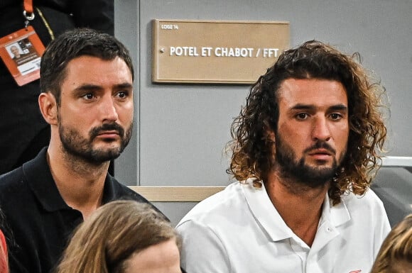 Jérémy Frérot et son frère Lucas Frérot - Les célébrités en tribune lors des internationaux de France de Roland Garros à Paris le 23 mai 2022. 