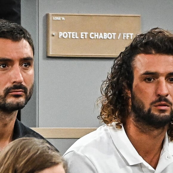 Jérémy Frérot et son frère Lucas Frérot - Les célébrités en tribune lors des internationaux de France de Roland Garros à Paris le 23 mai 2022. 