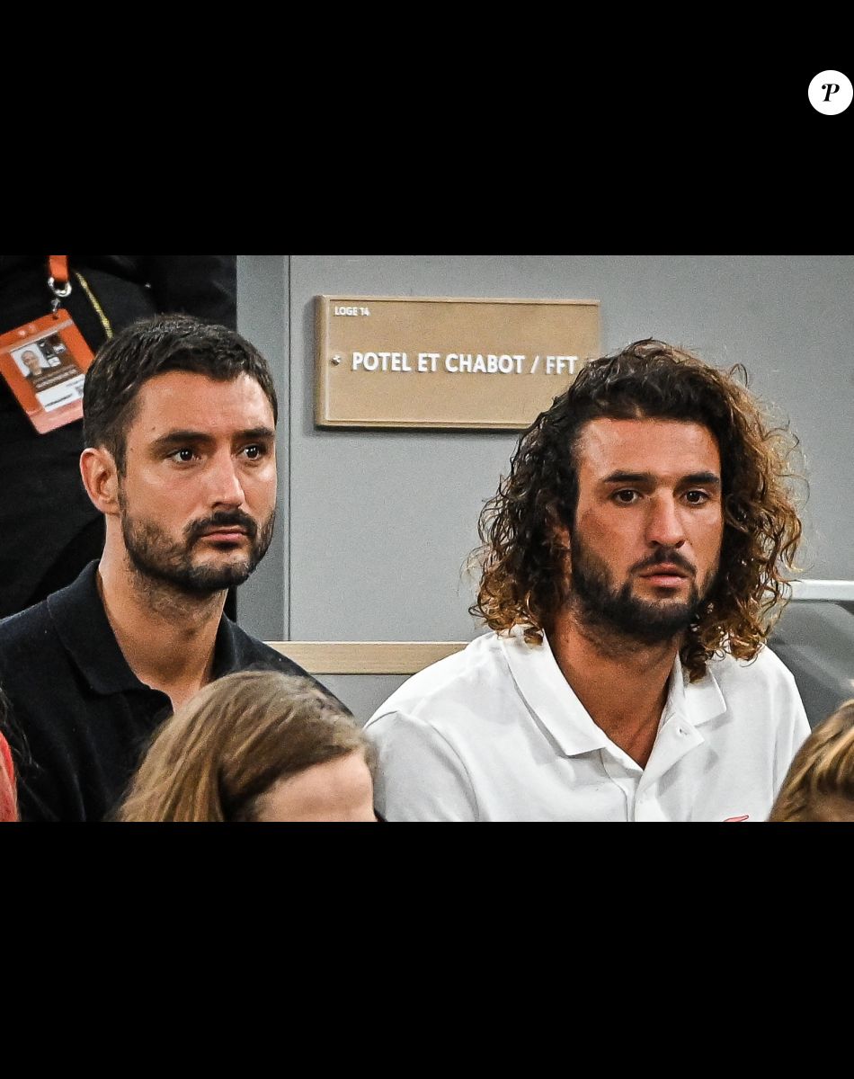 Jérémy Frérot et son frère Lucas Frérot - Les célébrités en tribune lors des internationaux de France de Roland Garros à Paris le 23 mai 2022.