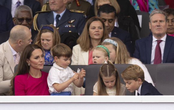 Kate Middleton, le prince Louis, la princesse Charlotte, le prince George, Mike Tindall, Mia Grace Tindall, Lena Elizabeth Tindall, Savannah Phillips - Jubilé de platine de la reine Elisabeth II d'Angleterre à Bukingham Palace à Londres, le 5 juin 2022. 
