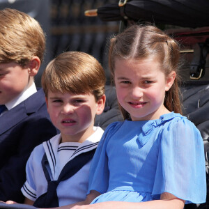 Le prince George de Cambridge, le prince Louis et la princesse Charlotte - Les membres de la famille royale regardent le défilé Trooping the Colour depuis un balcon du palais de Buckingham à Londres lors des célébrations du jubilé de platine de la reine le 2 juin 2022. 