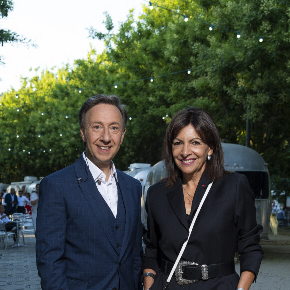 Exclusif - Stéphane Bern (Chaussures Louboutin aux couleurs Bleu Blanc Rouge) et Anne Hildalgo - Backstage de l'enregistrement de l'émission "Le concert de Paris" à la Tour Eiffel pour le 14 Juillet à Paris © Pierre Perusseau-Tiziano da Silva / Bestimage 