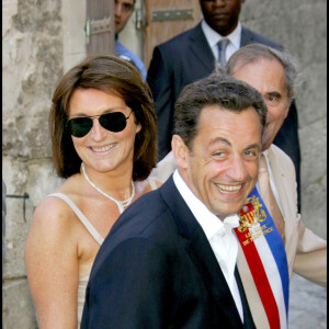 Cécilia et Nicolas Sarkozy - Mariage de Jean Reno devant la mairie des Baux-de-Provence en 2006