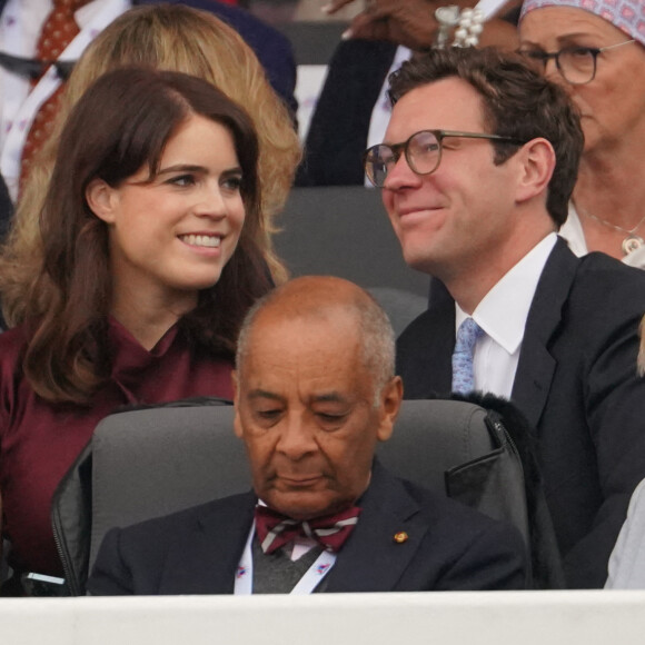 La princesse Eugenie d'York et Jack Brooksbank - La famille royale d'Angleterre lors de la parade devant le palais de Buckingham, à l'occasion du jubilé de la reine d'Angleterre. Le 5 juin 2022 
