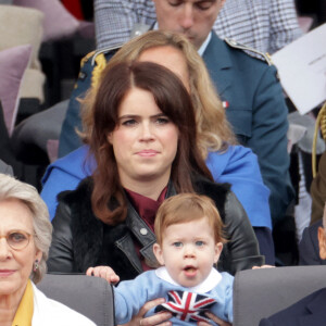 La princesse Eugenie d'York, Jack Brooksbank, August Brooksbank et la duchesse de Gloucester et Ken Olisa - La famille royale d'Angleterre lors de la parade devant le palais de Buckingham, à l'occasion du jubilé de la reine d'Angleterre. Le 5 juin 2022 