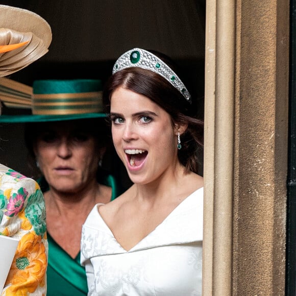 La princesse Eugénie et son mari Jack Brooksbank quittent le château de Windsor après leur mariage à bord d'une Aston Martin le 12 octobre 2018 sous le regard de la duchesse d'York , Sarah Ferguson. 