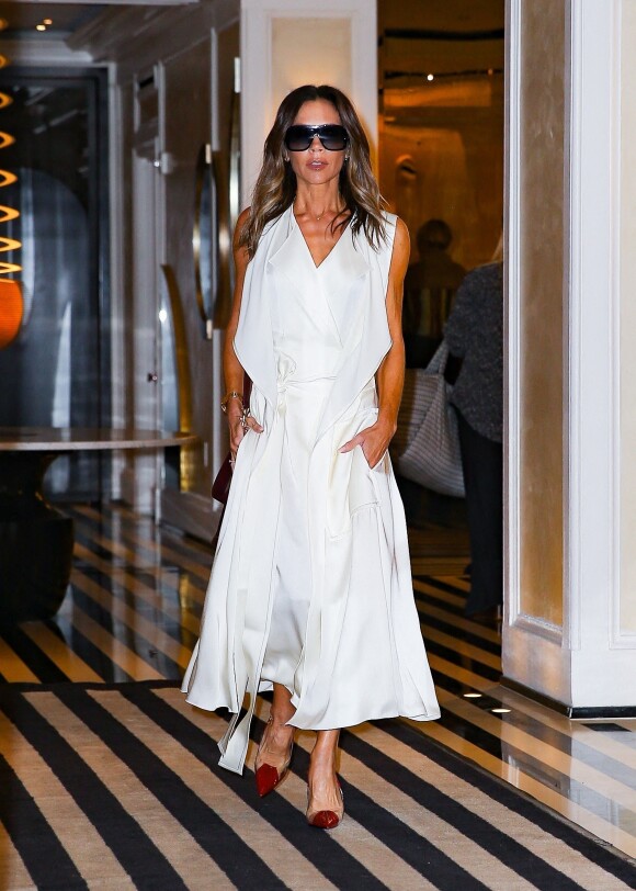 Victoria Beckham, toute de blanc vêtue, à la sortie du Mark Hotel à New York. Le 13 octobre 2022 