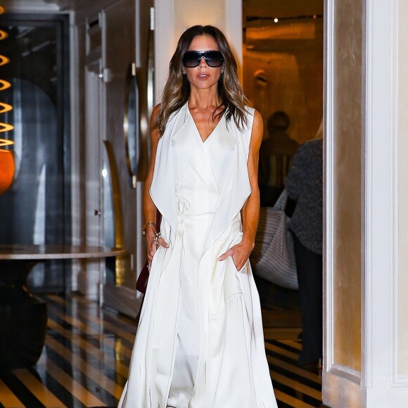 Victoria Beckham, toute de blanc vêtue, à la sortie du Mark Hotel à New York. Le 13 octobre 2022 