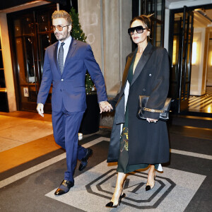 David et Victoria Beckham quittent leur hôtel pour aller dîner à New York, le 11 octobre 2022. 