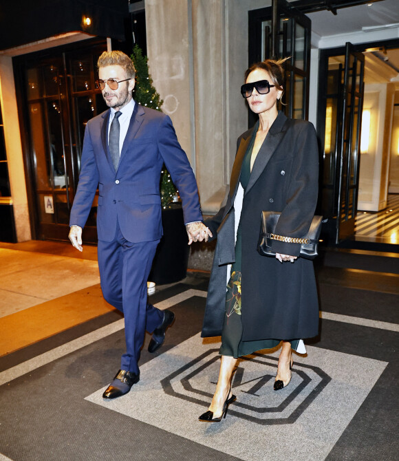 David et Victoria Beckham quittent leur hôtel pour aller dîner à New York, le 11 octobre 2022. 