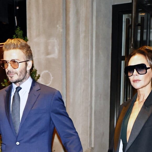 David et Victoria Beckham quittent leur hôtel pour aller dîner à New York, le 11 octobre 2022. 