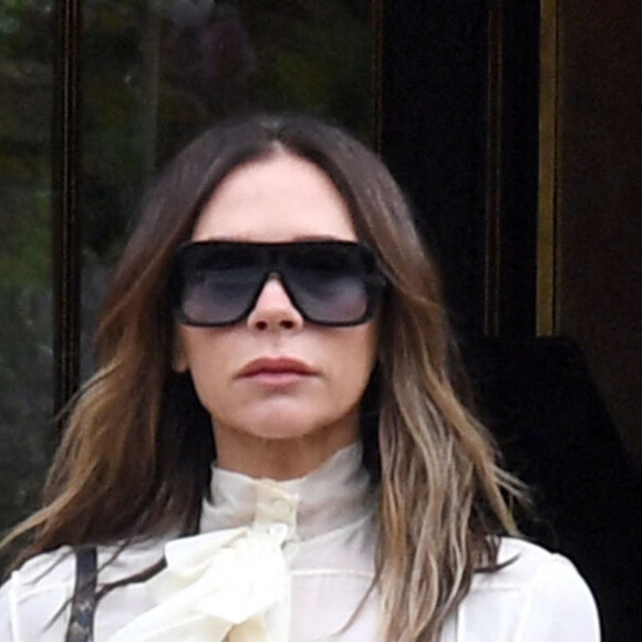 Victoria Beckham à la sortie de l'hôtel la Réserve lors de la Fashion Week de Paris (PFW), France, le 1er octobre 2022. 