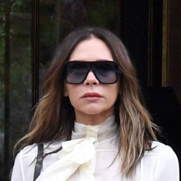 Victoria Beckham à la sortie de l'hôtel la Réserve lors de la Fashion Week de Paris (PFW), France, le 1er octobre 2022. 