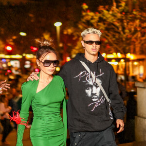 Victoria et Romeo Beckham - La famille Beckham quitte l'hôtel La Réserve pour l'after party du défilé Victoria Beckham lors de la Fashion Week de Paris (PFW), France, le 30 septembre 2022. 