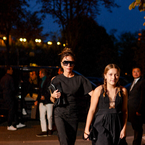 La famille Beckham arrive à l'hôtel "La Réserve" après le défilé "Victoria Beckham" lors de la Fashion Week à Paris, le 30 septembre 2022. David et Victoria Beckham étaient entourés de leurs enfants, Harper, Romeo et Cruz. Ce dernier est apparu avec sa compagne, Tana Holding. © Tiziano Da Silva / Pierre Perusseau / Bestimage 
